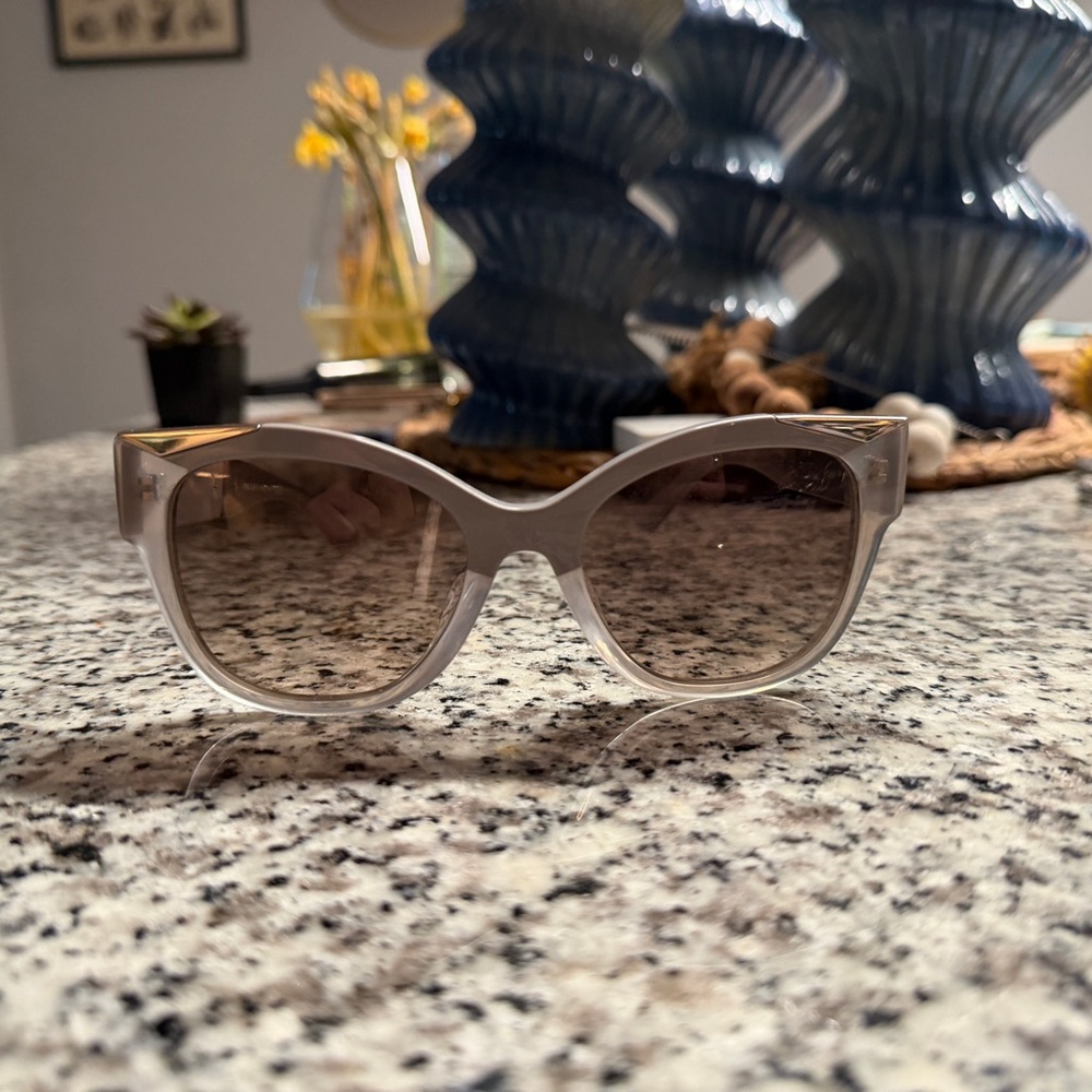 Prada Sunglasses OPR 02WSF Mink/Opal
Sand Brown Gradient Grey